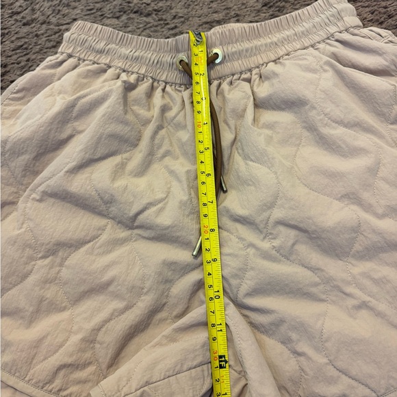 Varley Connel Quilted Fall Shorts Beige Pull On Drawstring Pockets Nylon S $128 - Picture 9 of 10